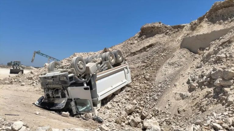 Ceyhan hafriyat kamyonu devrildi: Tragik kaza hayat aldı